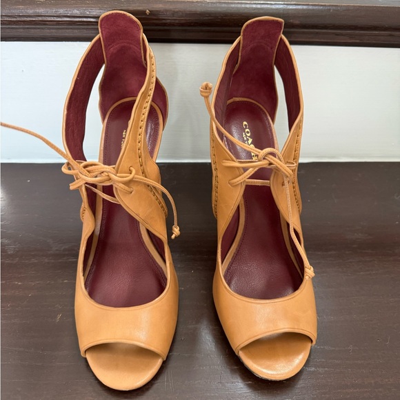 Coach camel leather 4 inch heels. Size 9.5M - Picture 5 of 8
